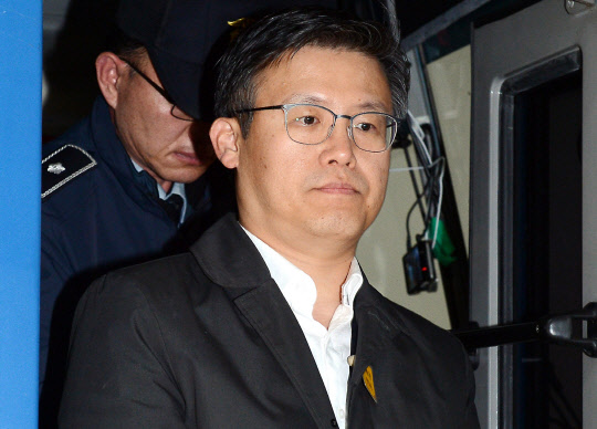 공무상 비밀누설 혐의로 구속수감 된 정호성 전 청와대 부속비서관이 21일 서울 서초구 서울중앙지검에서 조사를 받기 위해 호송차에서 내리고 있다.